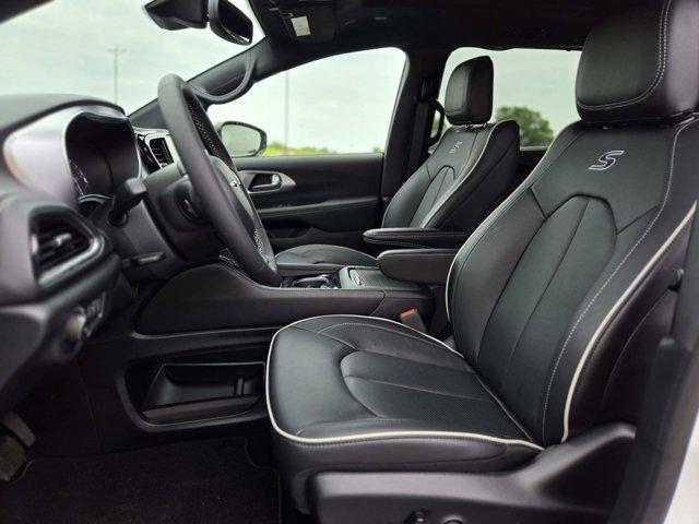 new 2025 Chrysler Pacifica car, priced at $47,845
