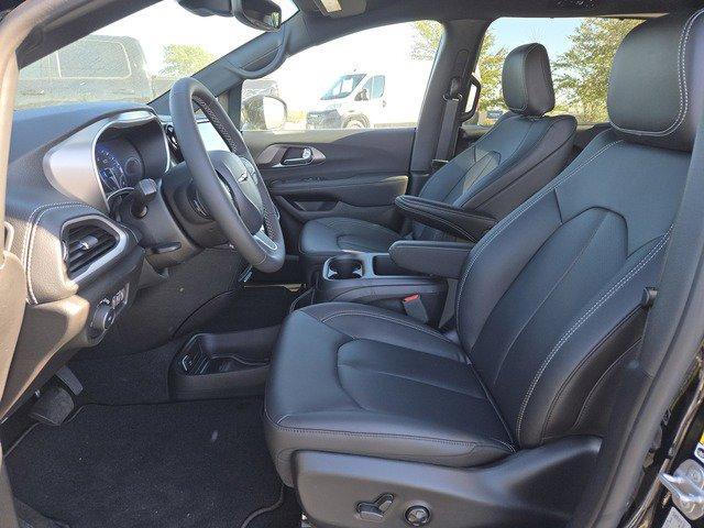 new 2025 Chrysler Pacifica car, priced at $39,925