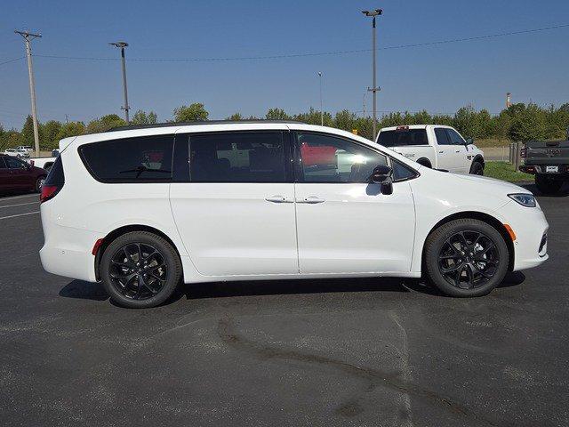 new 2025 Chrysler Pacifica car, priced at $46,545