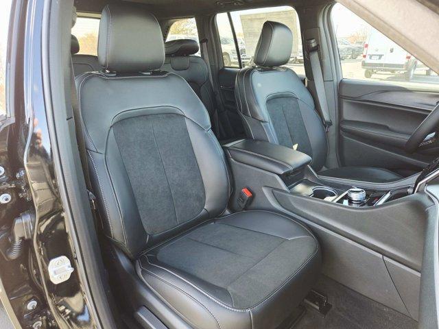 new 2025 Jeep Grand Cherokee car, priced at $40,625