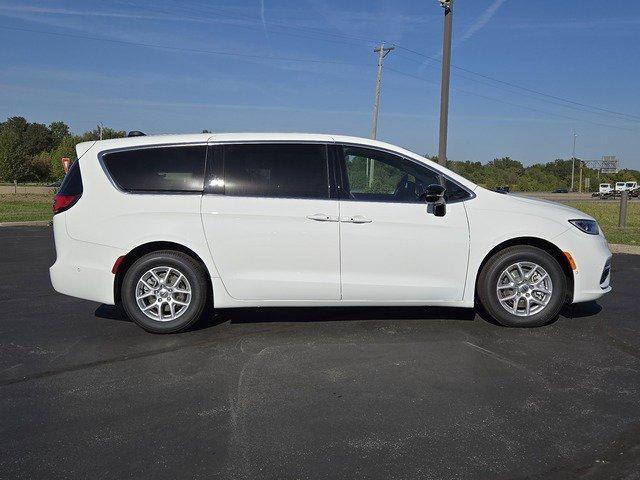 new 2025 Chrysler Pacifica car, priced at $39,925