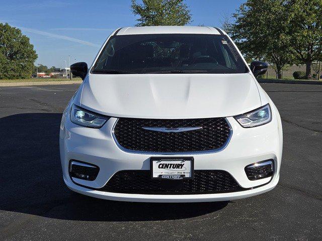 new 2025 Chrysler Pacifica car, priced at $39,925