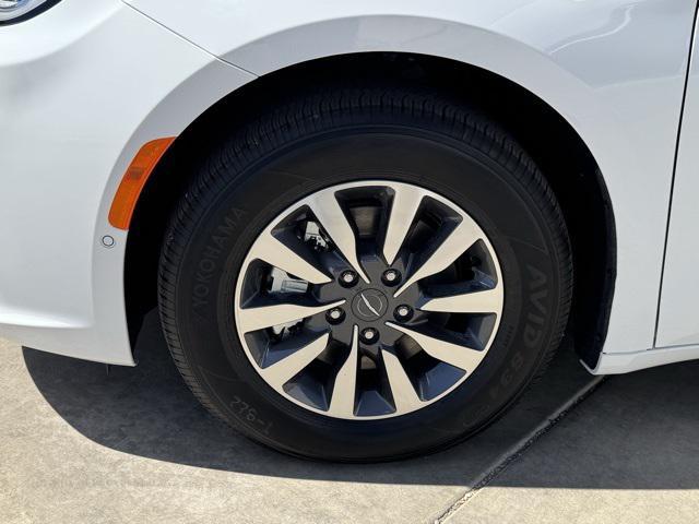 new 2025 Chrysler Pacifica Hybrid car, priced at $40,368