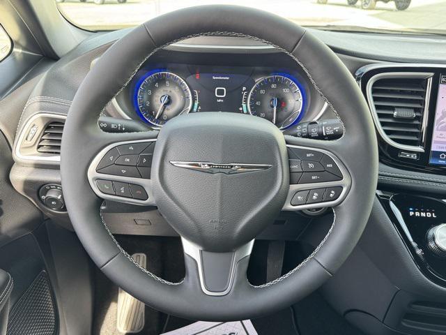 new 2025 Chrysler Pacifica car, priced at $40,302