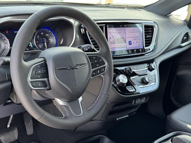 new 2025 Chrysler Pacifica car, priced at $40,302