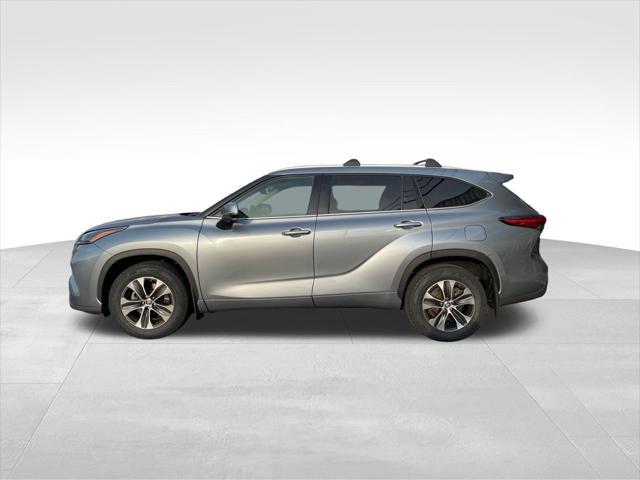 used 2022 Toyota Highlander car, priced at $35,699