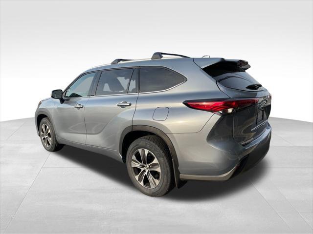 used 2022 Toyota Highlander car, priced at $35,699