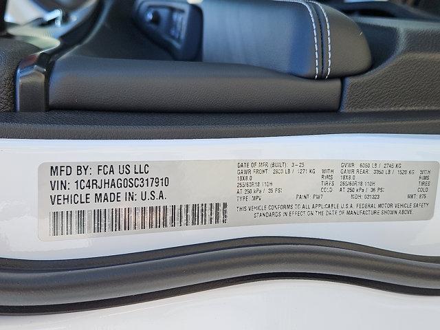 new 2025 Jeep Grand Cherokee car, priced at $43,575