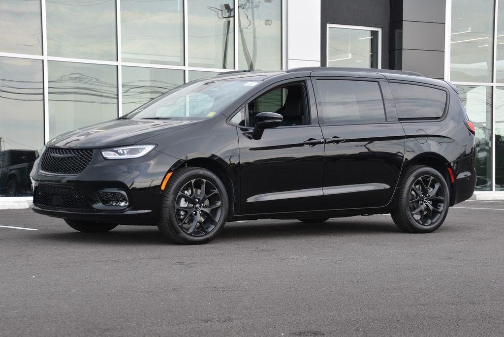 new 2024 Chrysler Pacifica car, priced at $42,390