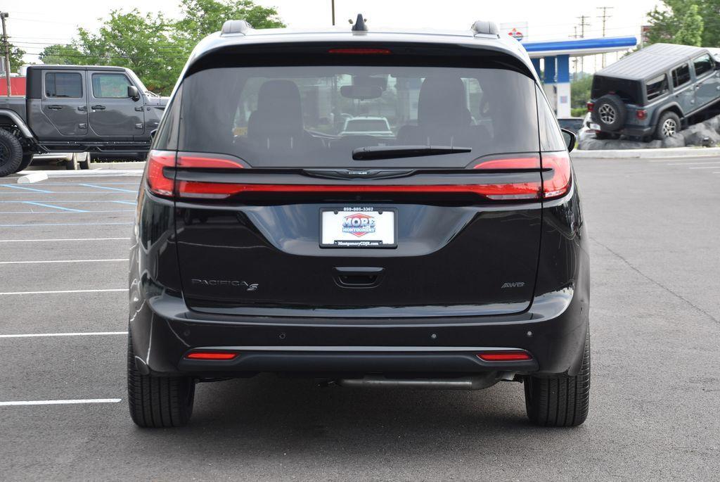 new 2024 Chrysler Pacifica car, priced at $42,390