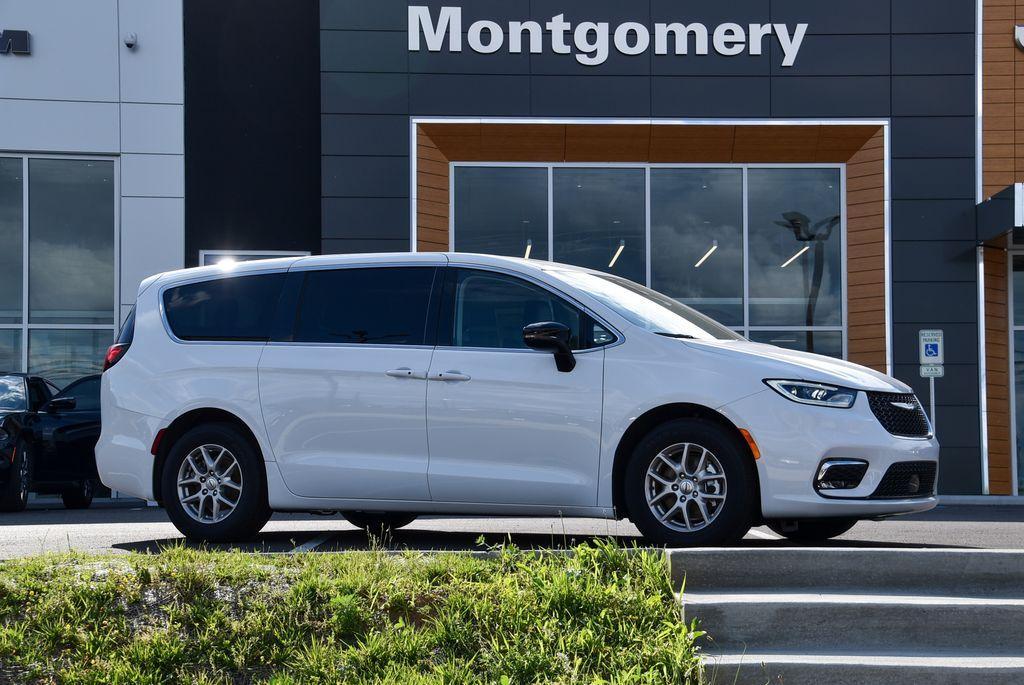 new 2024 Chrysler Pacifica car, priced at $44,695