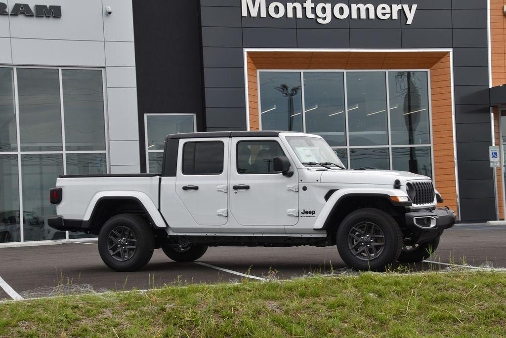 new 2024 Jeep Gladiator car, priced at $45,750