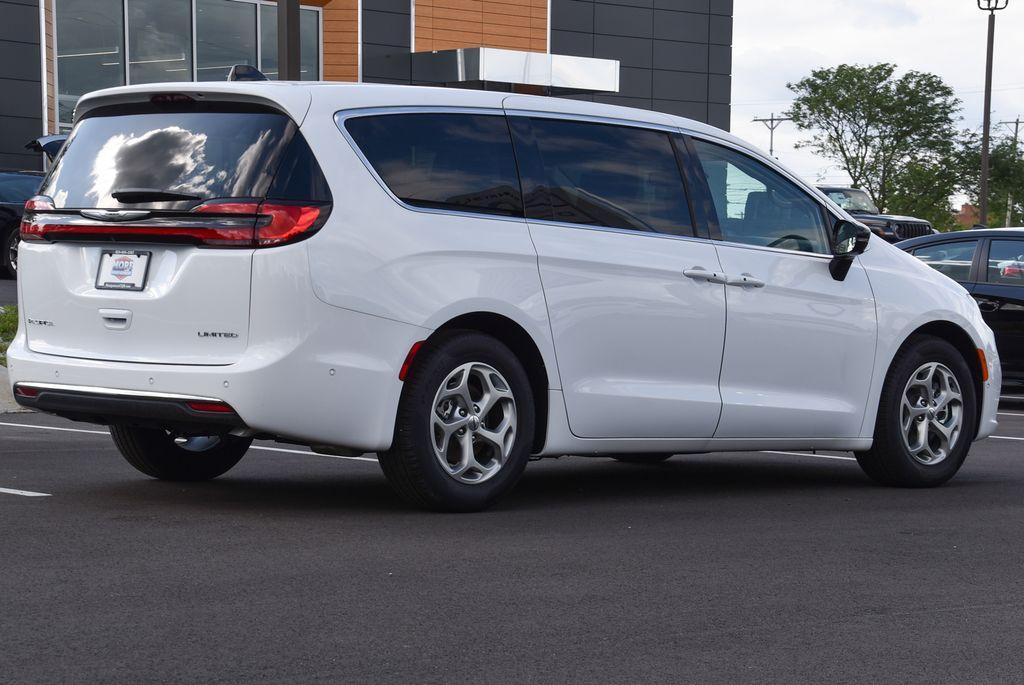 new 2024 Chrysler Pacifica car, priced at $46,655