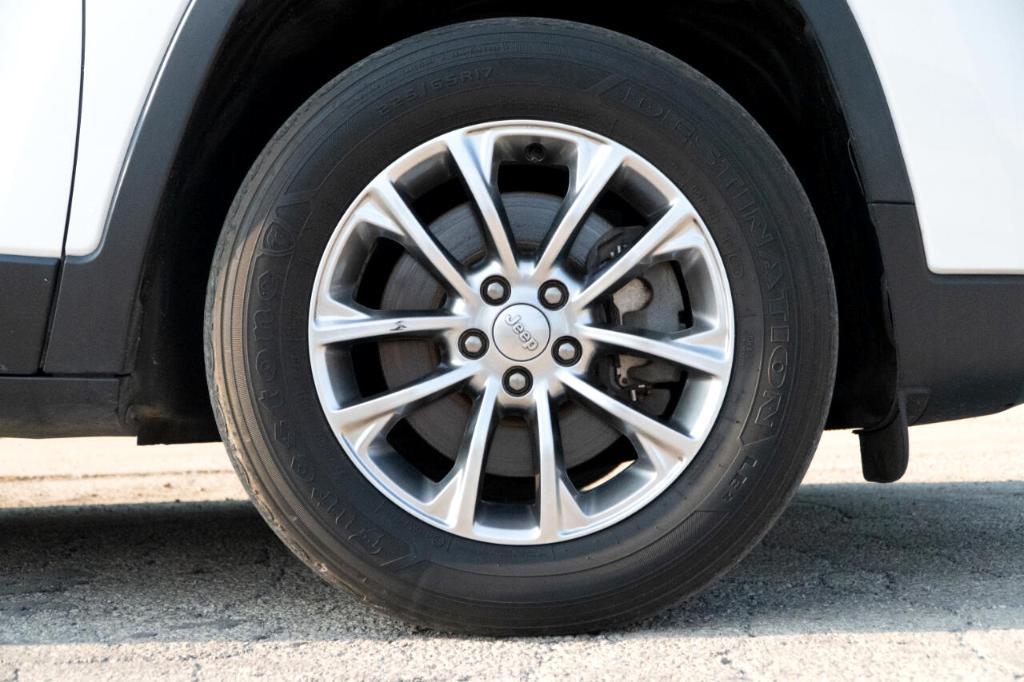 used 2019 Jeep Cherokee car, priced at $12,995