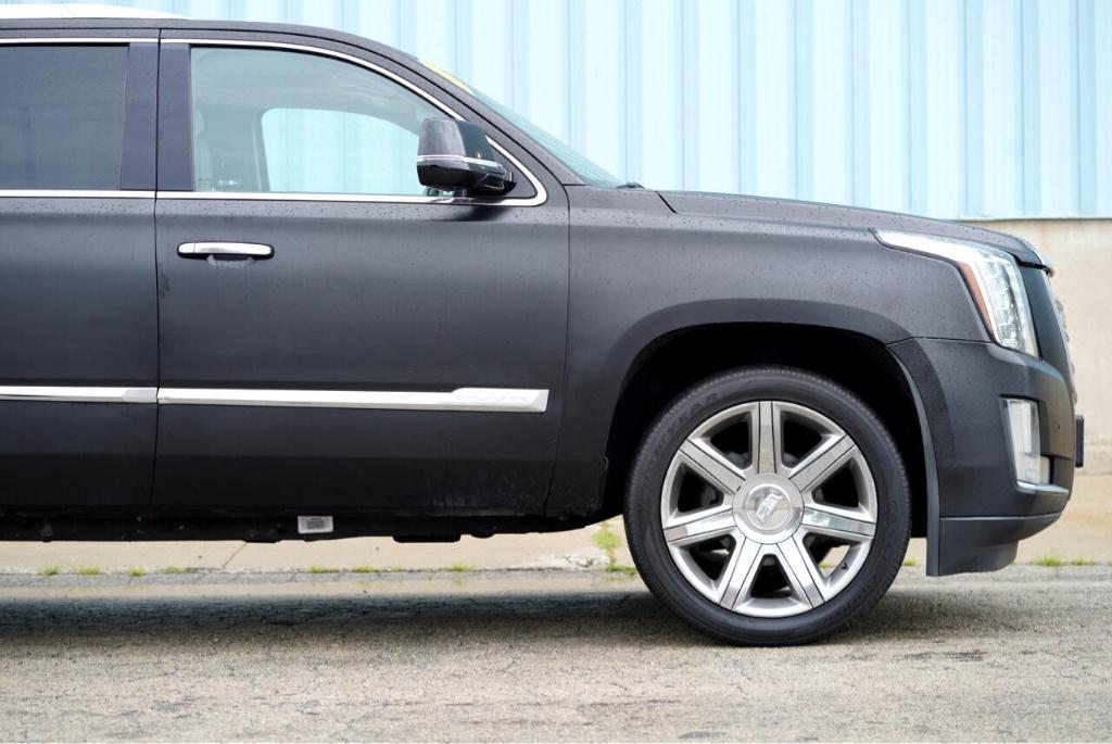 used 2019 Cadillac Escalade ESV car, priced at $24,995