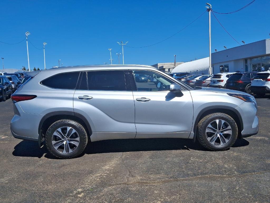 used 2021 Toyota Highlander car, priced at $27,999