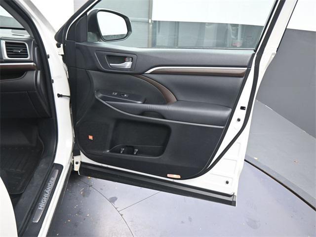 used 2014 Toyota Highlander car, priced at $16,991