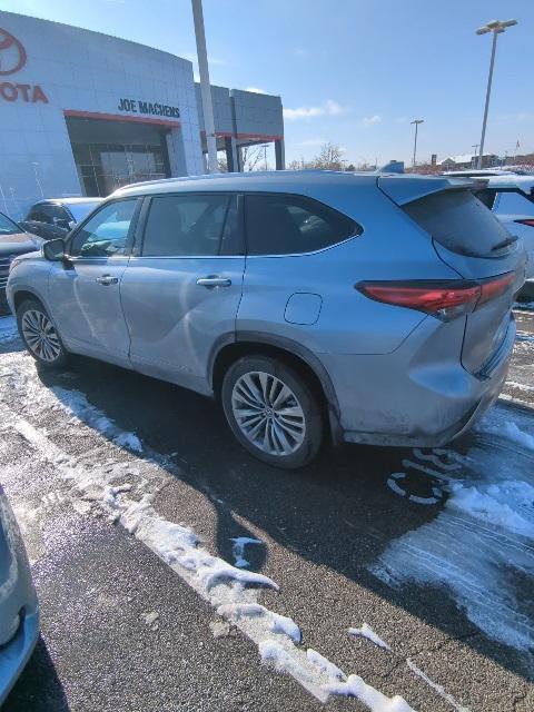 used 2022 Toyota Highlander car, priced at $38,991