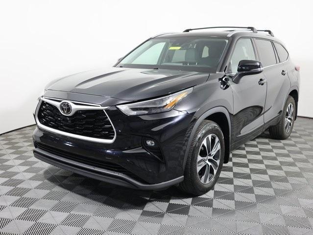 used 2022 Toyota Highlander car, priced at $35,424