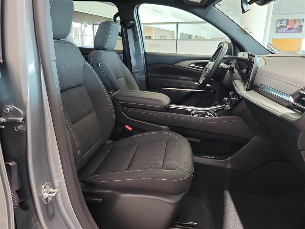 used 2025 Chevrolet Traverse car, priced at $44,995