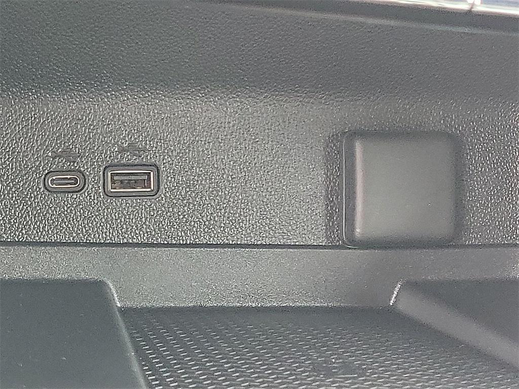 used 2025 Chevrolet Traverse car, priced at $39,999