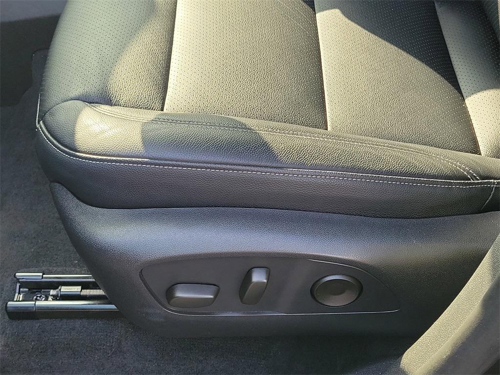 used 2025 Chevrolet Traverse car, priced at $41,888