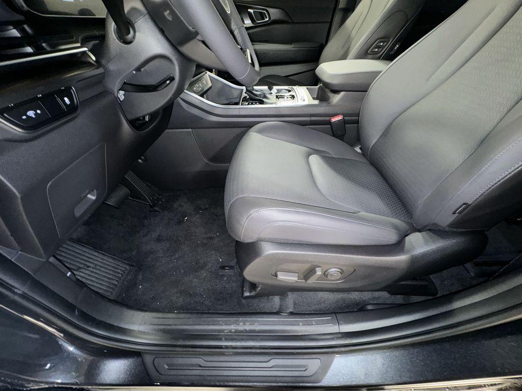 new 2025 Kia Carnival car, priced at $47,276