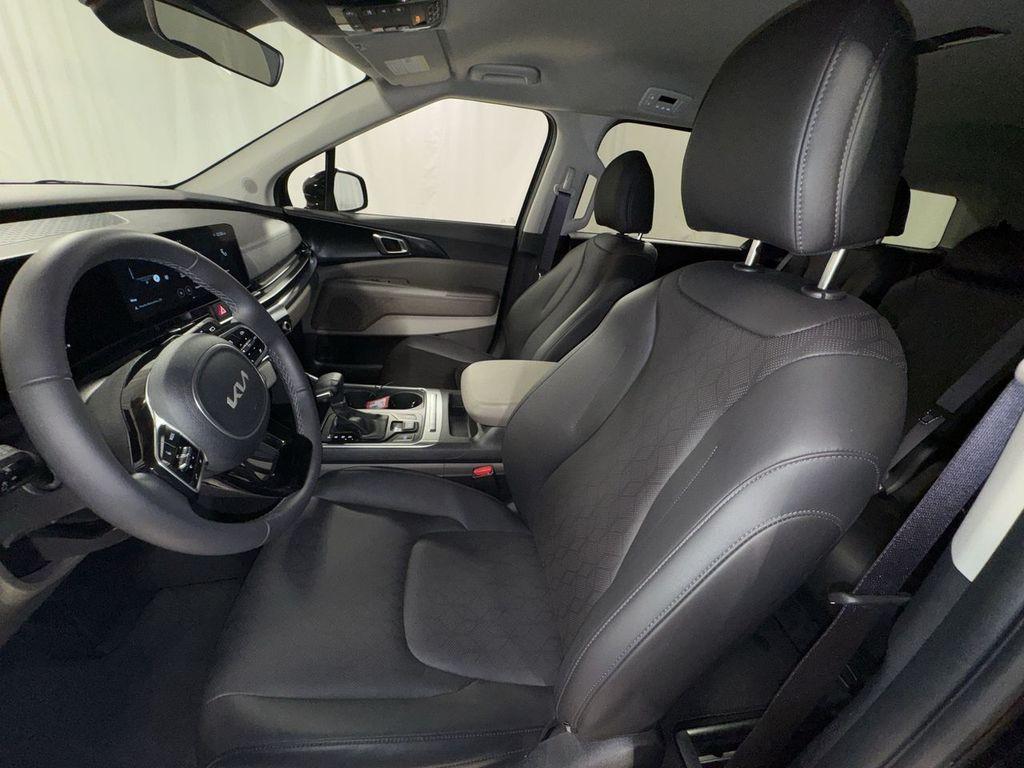 used 2025 Kia Carnival car, priced at $37,512