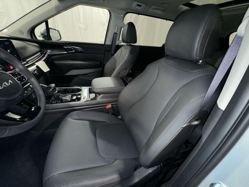 new 2025 Kia Carnival car, priced at $46,863