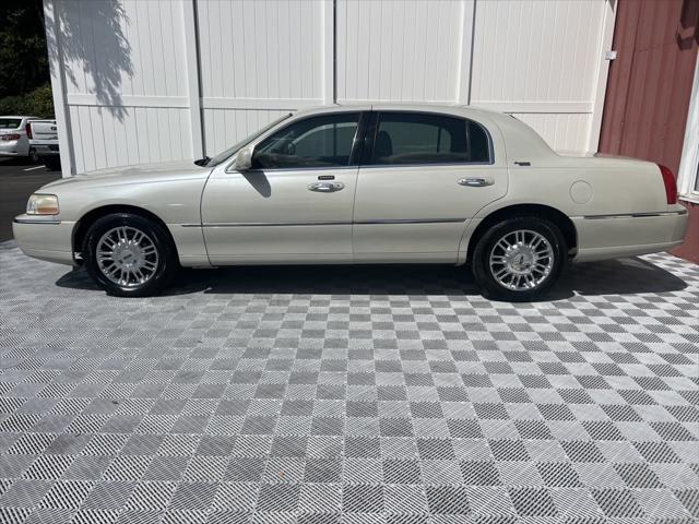 used 2007 Lincoln Town Car car, priced at $12,125