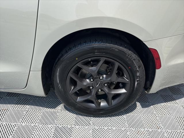 used 2020 Chrysler Pacifica car, priced at $19,995