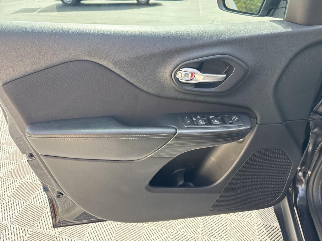 used 2015 Jeep Cherokee car, priced at $14,495