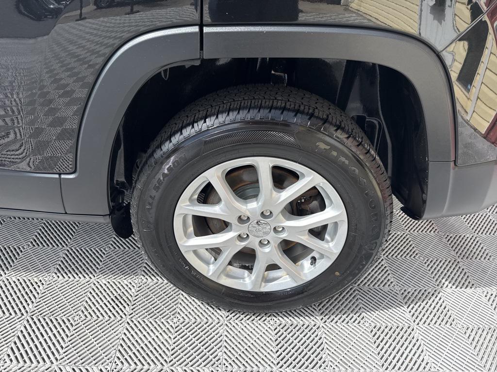 used 2015 Jeep Cherokee car, priced at $14,495