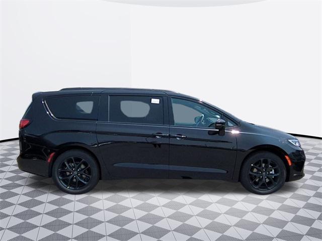 new 2025 Chrysler Pacifica car, priced at $51,156