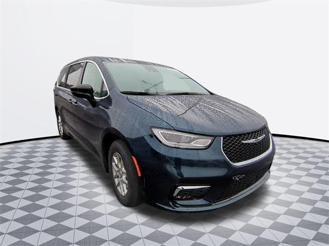 new 2025 Chrysler Pacifica car, priced at $40,922