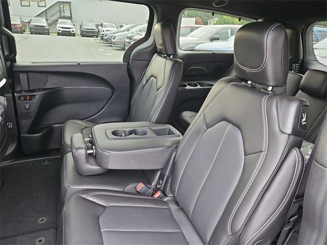 new 2025 Chrysler Pacifica car, priced at $47,692