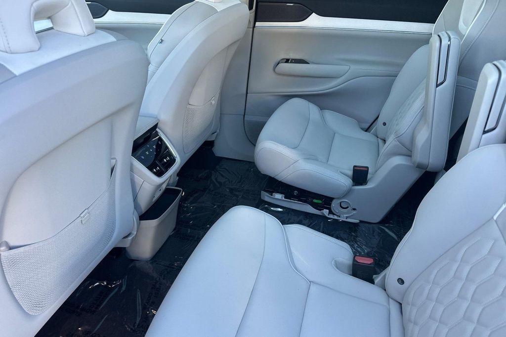 new 2025 Volvo EX90 car, priced at $93,175