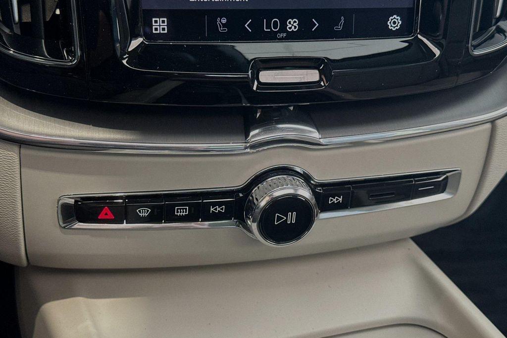 new 2025 Volvo XC60 car, priced at $38,275