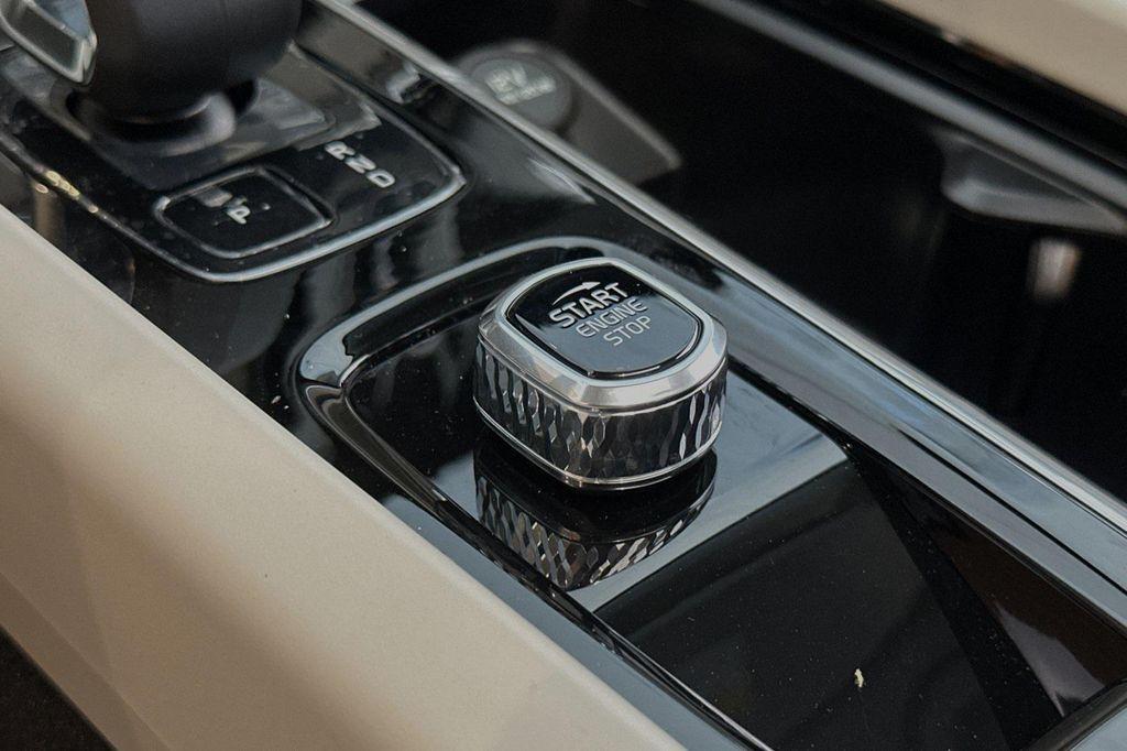 new 2025 Volvo XC60 car, priced at $38,275