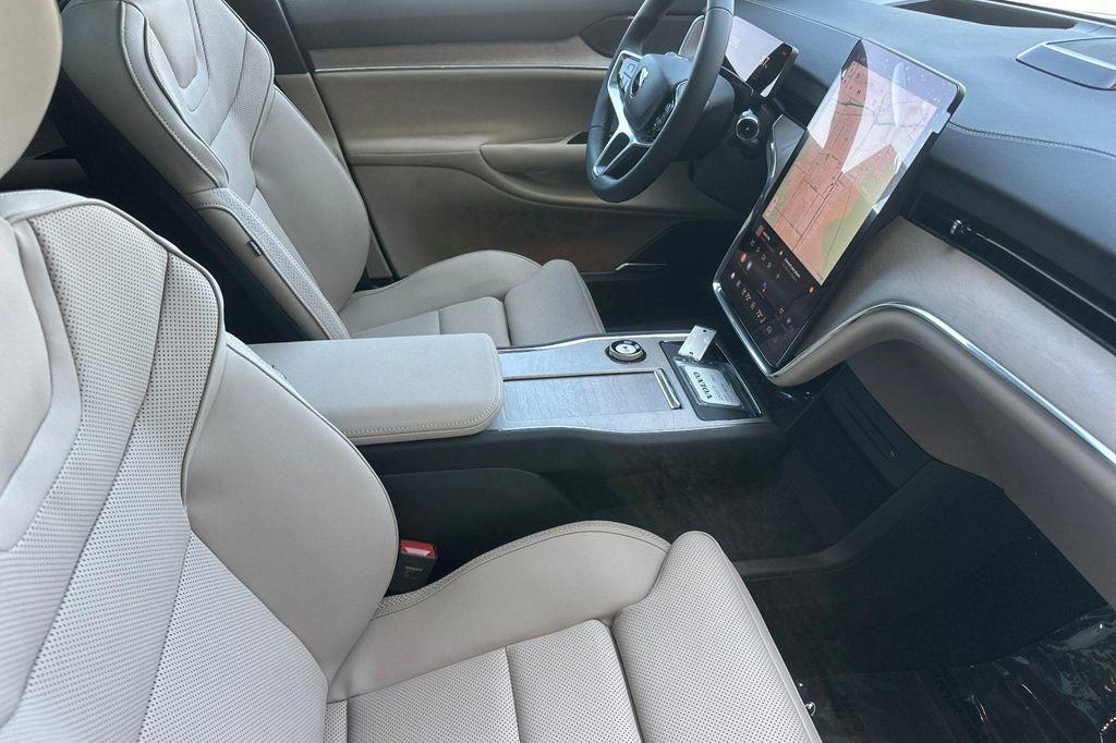 new 2025 Volvo EX90 car, priced at $86,490