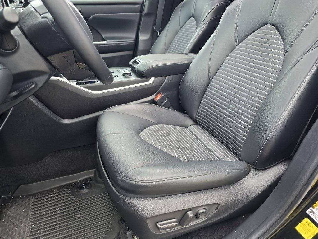 used 2022 Toyota Highlander car, priced at $39,850