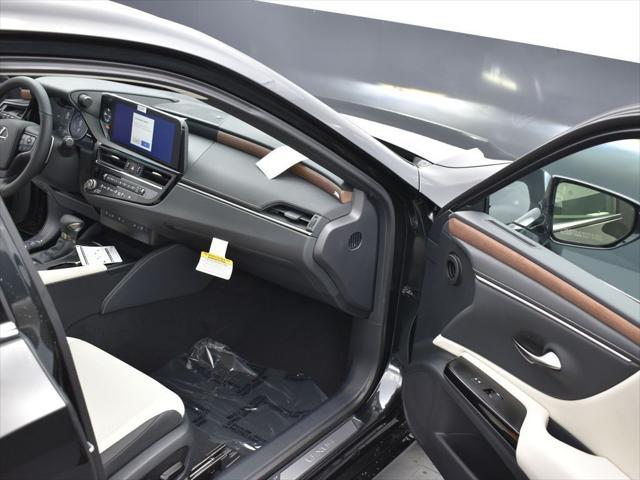 new 2025 Lexus ES 300h car, priced at $50,994