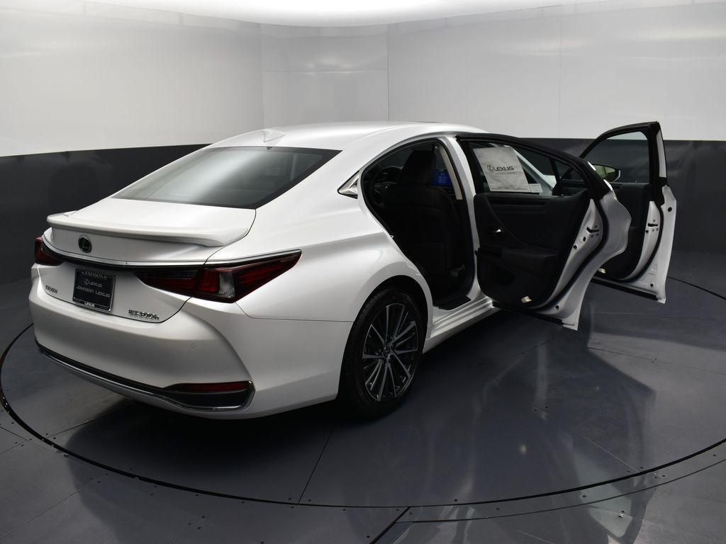 new 2025 Lexus ES 300h car, priced at $51,744