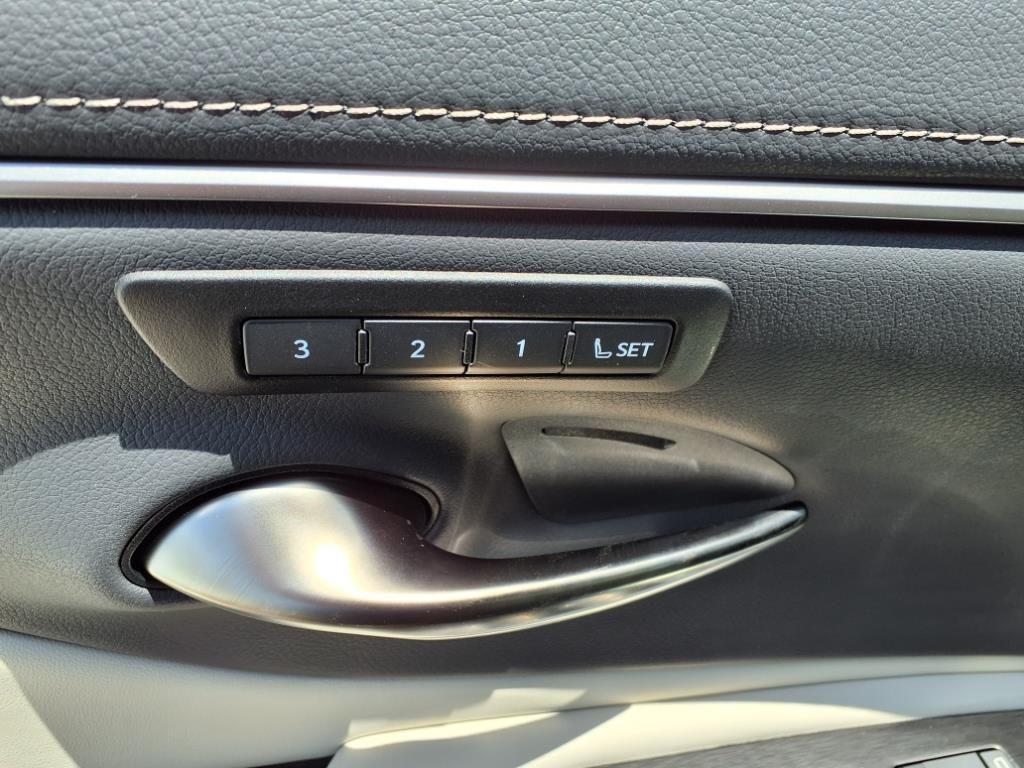 new 2025 Lexus ES 300h car, priced at $50,904
