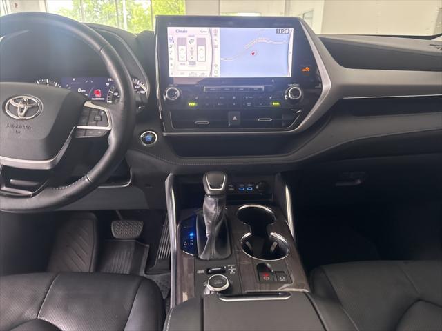 used 2022 Toyota Highlander car, priced at $38,488
