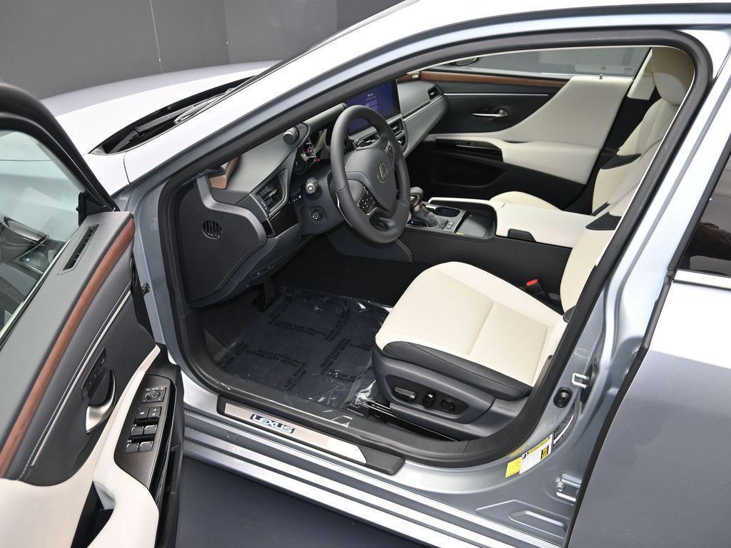 new 2025 Lexus ES 300h car, priced at $51,524