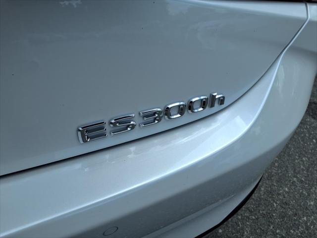 new 2025 Lexus ES 300h car, priced at $51,034