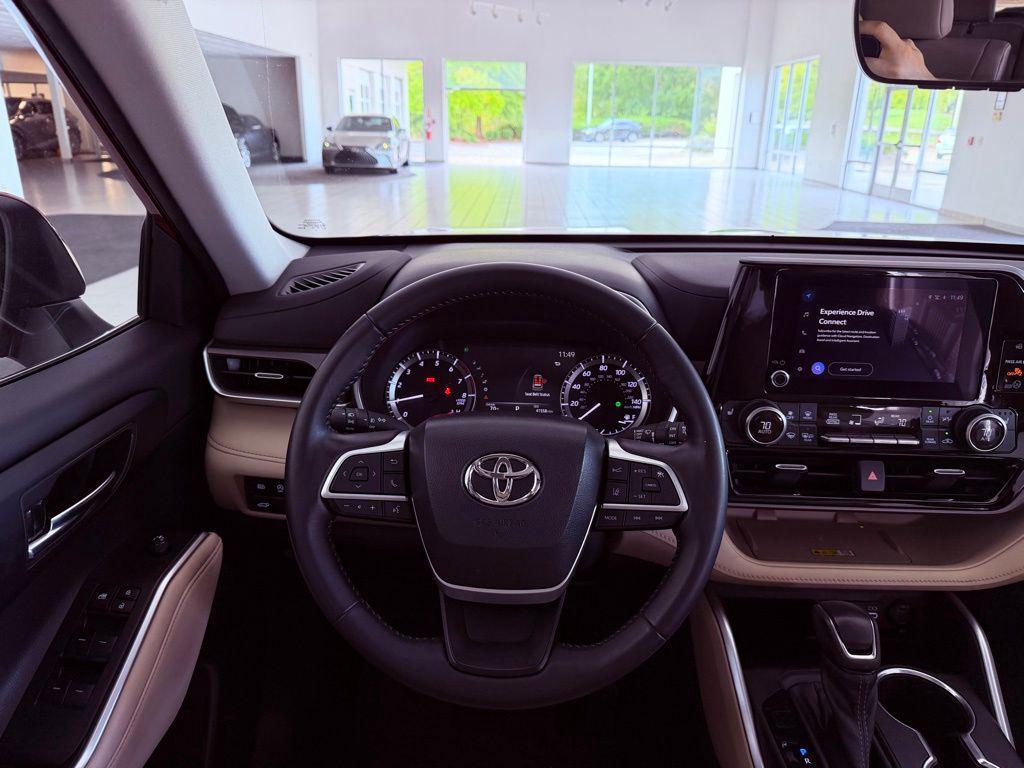 used 2023 Toyota Highlander car, priced at $36,388