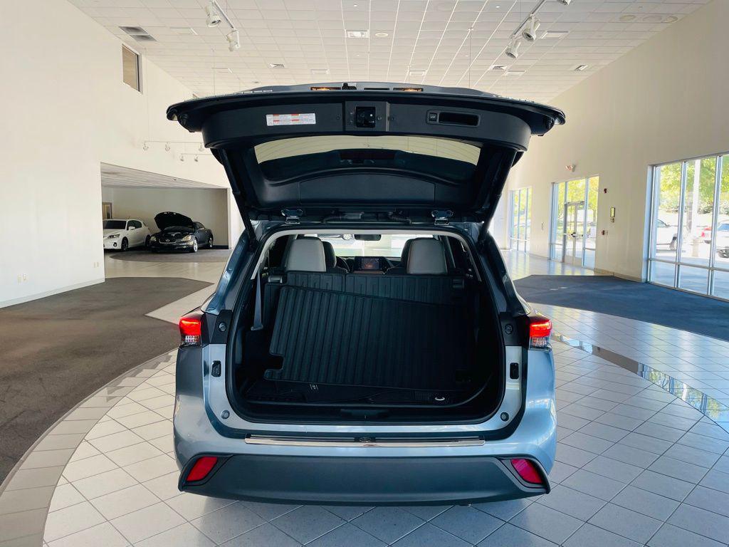 used 2020 Toyota Highlander car, priced at $27,488