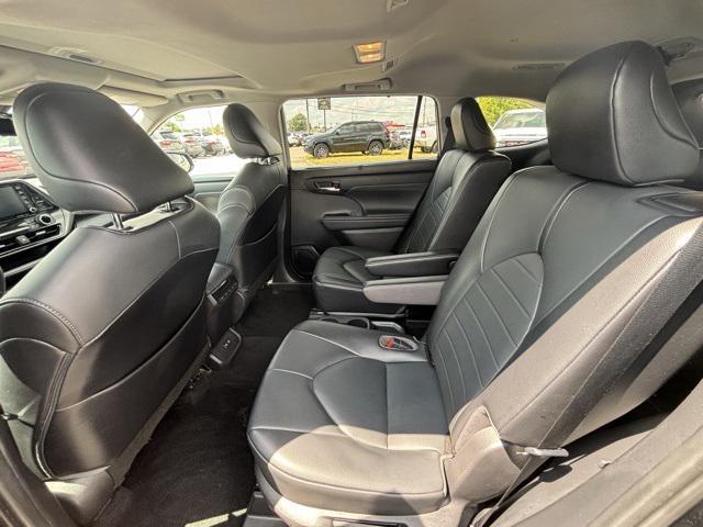 used 2021 Toyota Highlander car, priced at $28,000